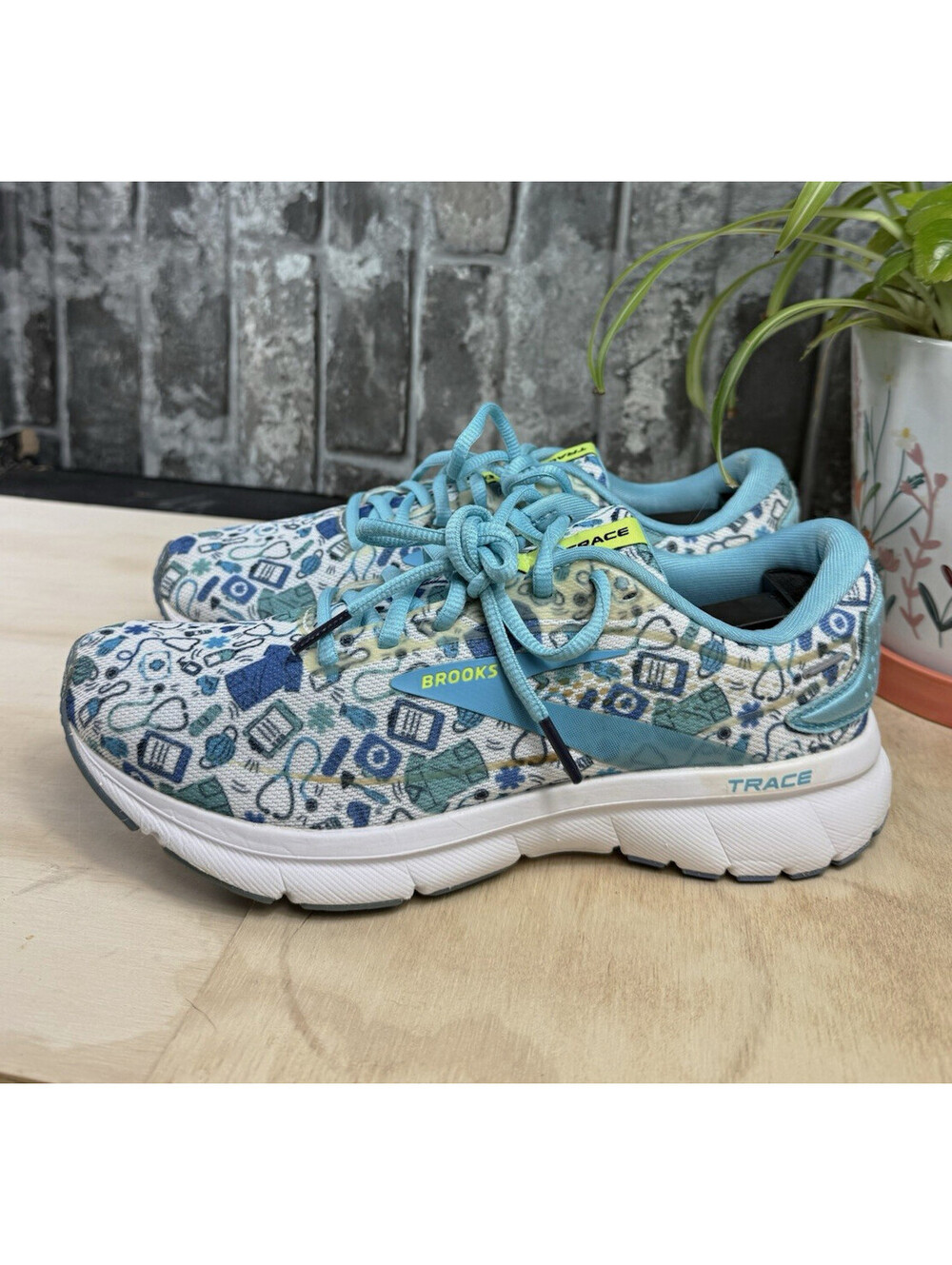 Brooks Trace Women’s Blue/White Geometric Low Top Lace-Up Running Shoes US 8